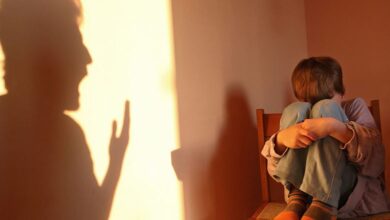 ناجحون من الخارج وخائفون من الداخل.. كيف تصنع التربية القاسية قلق المتفوقين؟ ناجحون من الخارج وخائفون من الداخل.. كيف تصنع التربية القاسية قلق المتفوقين؟